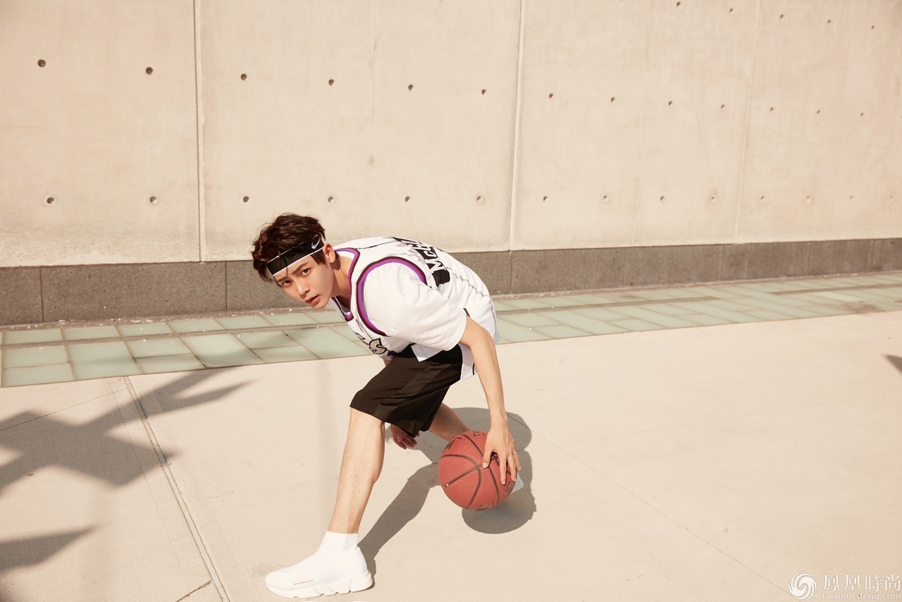 侯明昊街头篮球写真 享受肆意运动青春