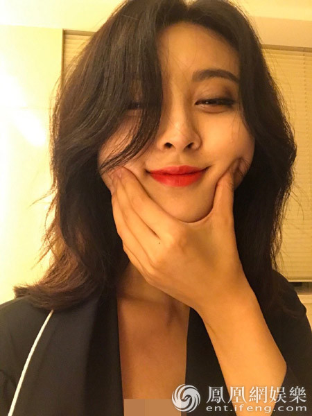 甘露浴室穿睡衣玩自拍红唇大片画风随意换