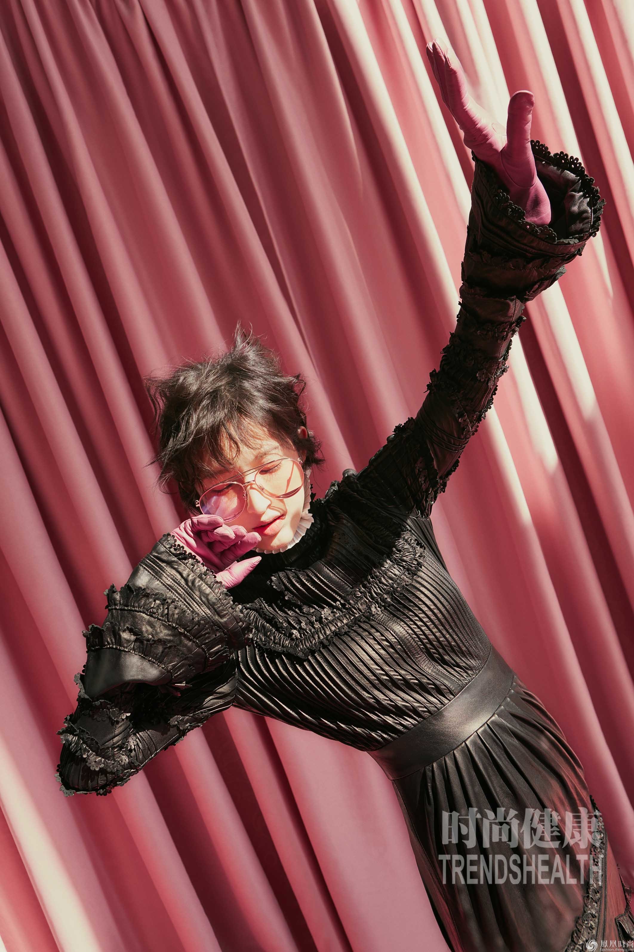 张俪曝光杂志大片 粉色梦幻下的另类时尚