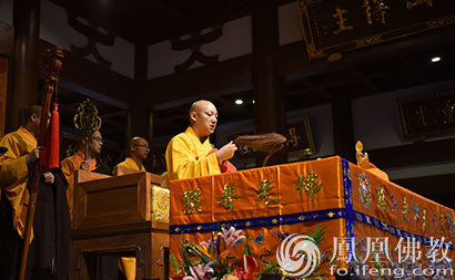 陕西佛教协会会长,西安大慈恩寺住持增勤大和尚为慈光大和尚送座(图片