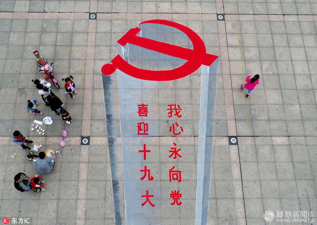 2017年10月6日,张世锋在河南省夏邑县长寿广场现场创作的巨幅3d画.