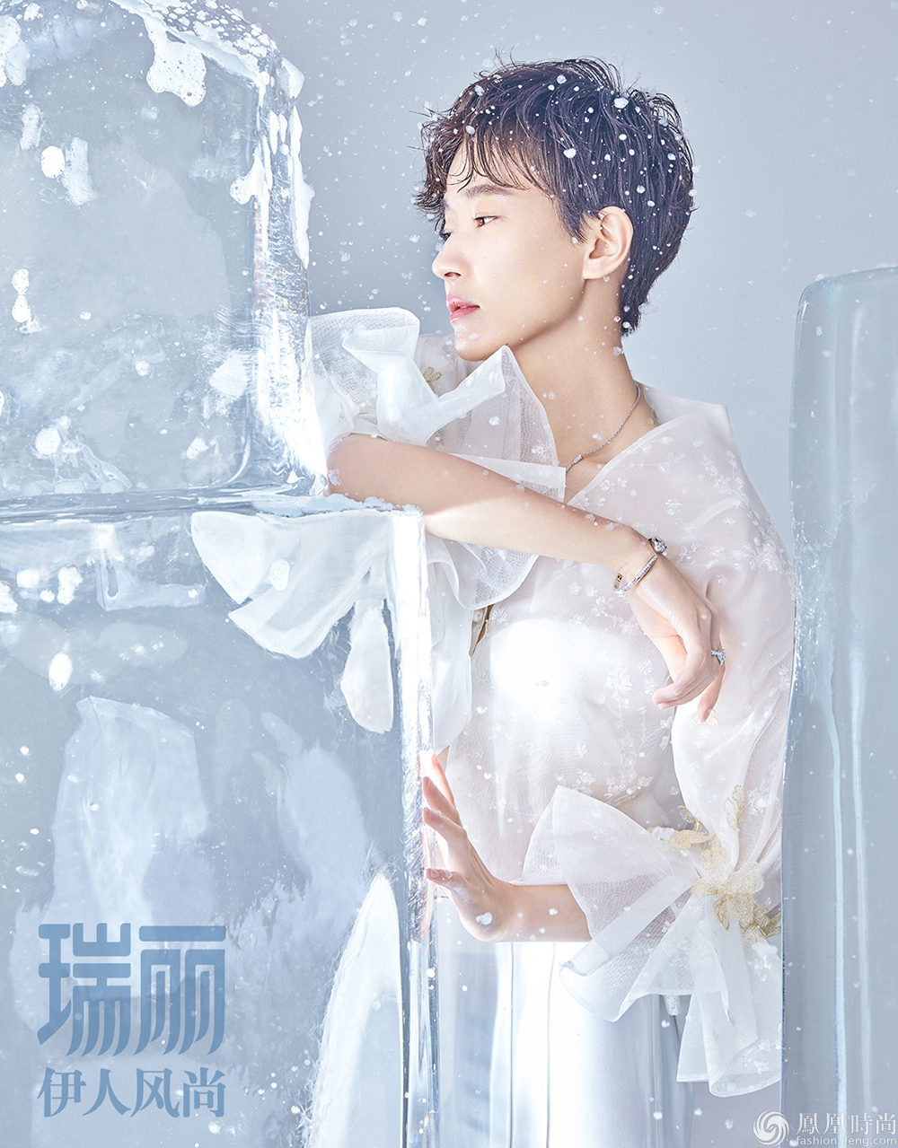 日前,演员焦俊艳登某时尚杂志封面,并曝光了一组婚纱大片.