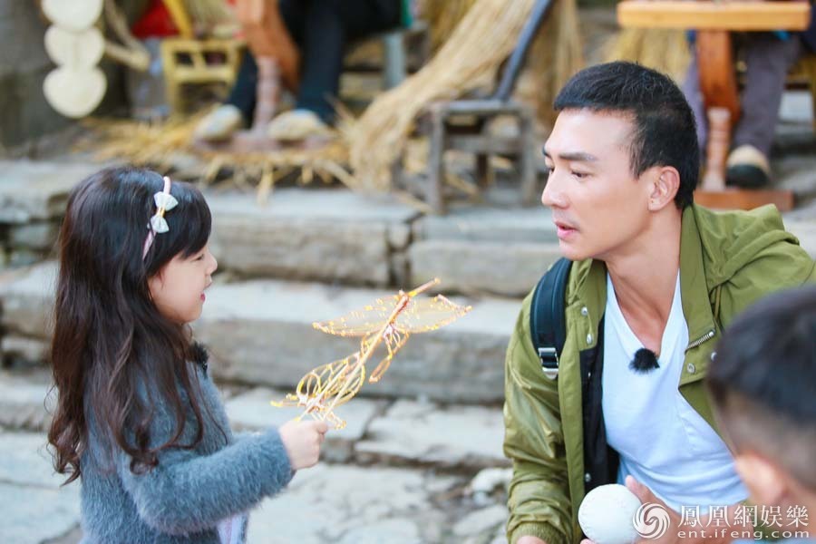 《爸爸5》小泡芙化身最萌吃货 受宠爱一路吃不停