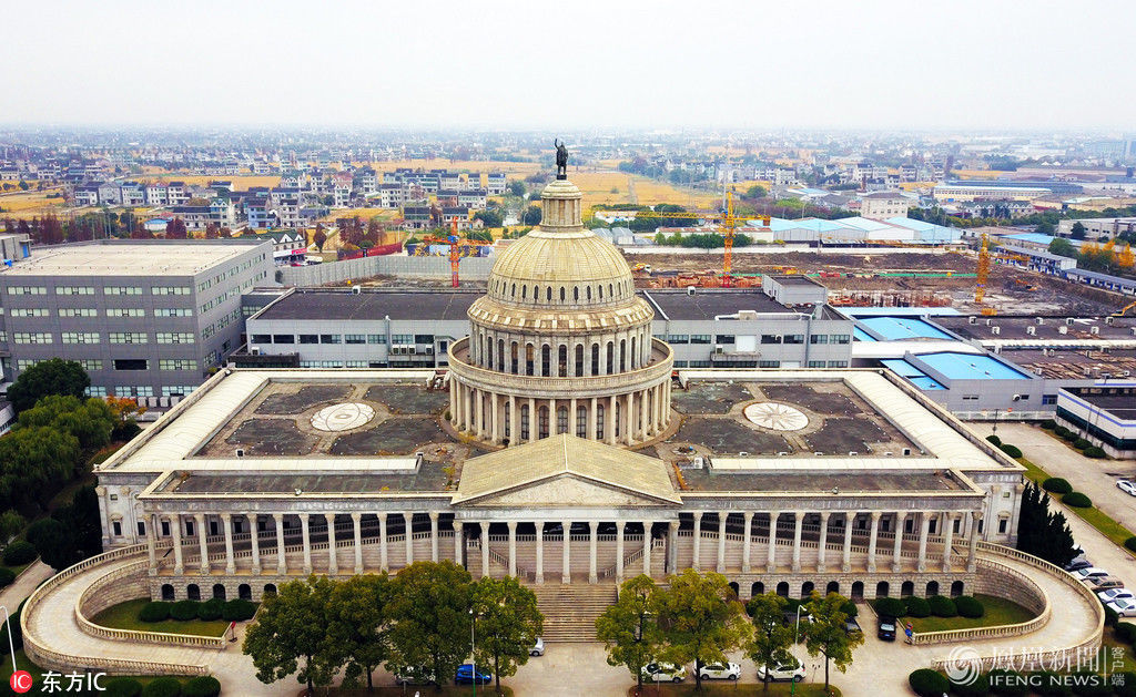 空中俯瞰这座规模宏大的"美国国会大厦",灰白色的外表,圆型的拱顶