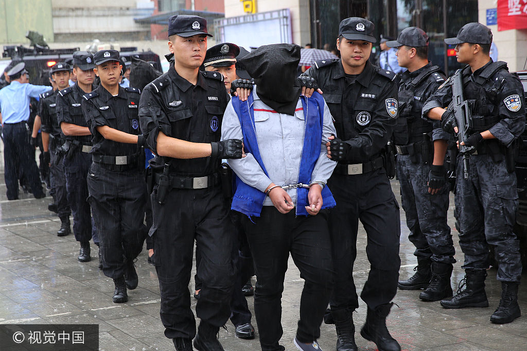 嫌疑人指认现场百余民众冒大雨围观