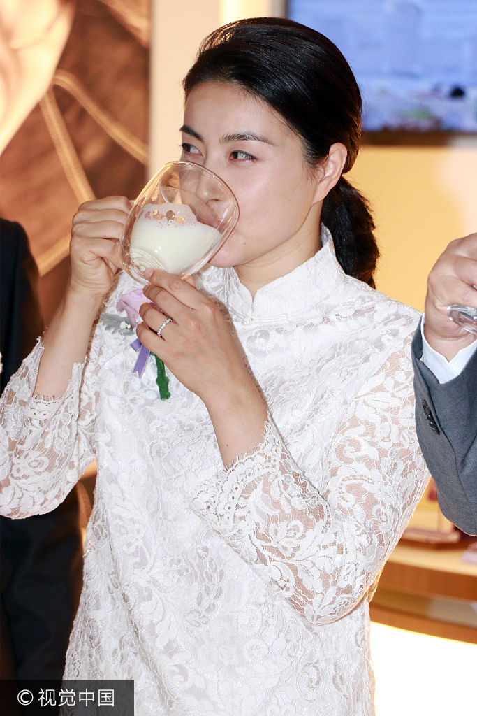 郭晶晶出席活动 踩细高跟穿贵妇装