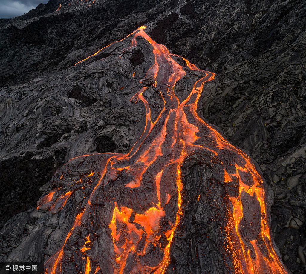 摄影师冒生命危险拍下火山熔岩流
