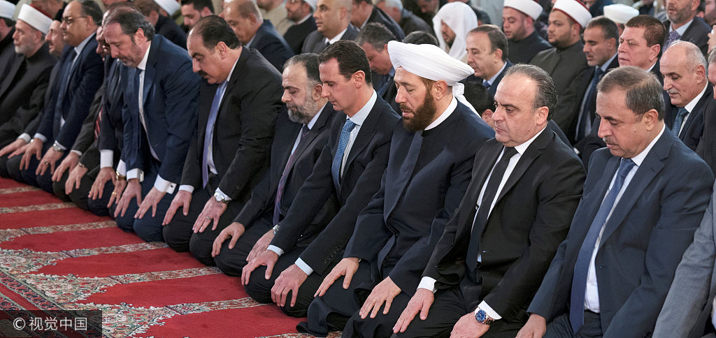 叙总统阿萨德出席纪念仪式 跪地祈祷