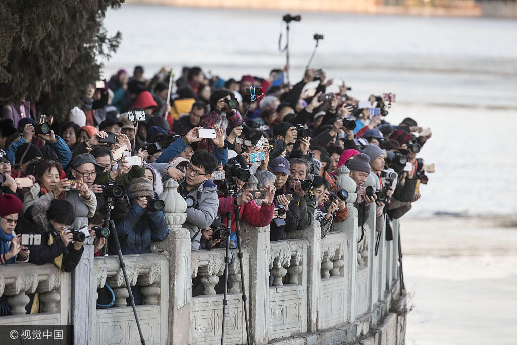 颐和园金光穿洞景观上千游客拍照
