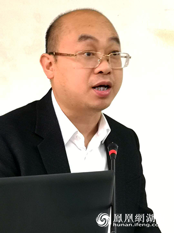新化县委副书记,县长左志锋参加现场招聘会.摄影/谢卓勋