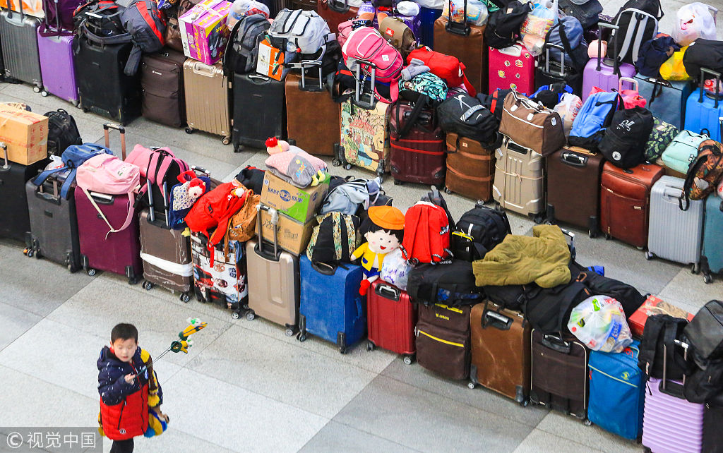沈阳:学子返乡过年 行李箱整齐列阵
