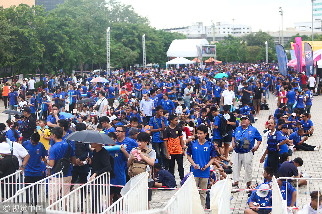 火爆!国足vs泰国 球迷蜂拥而至