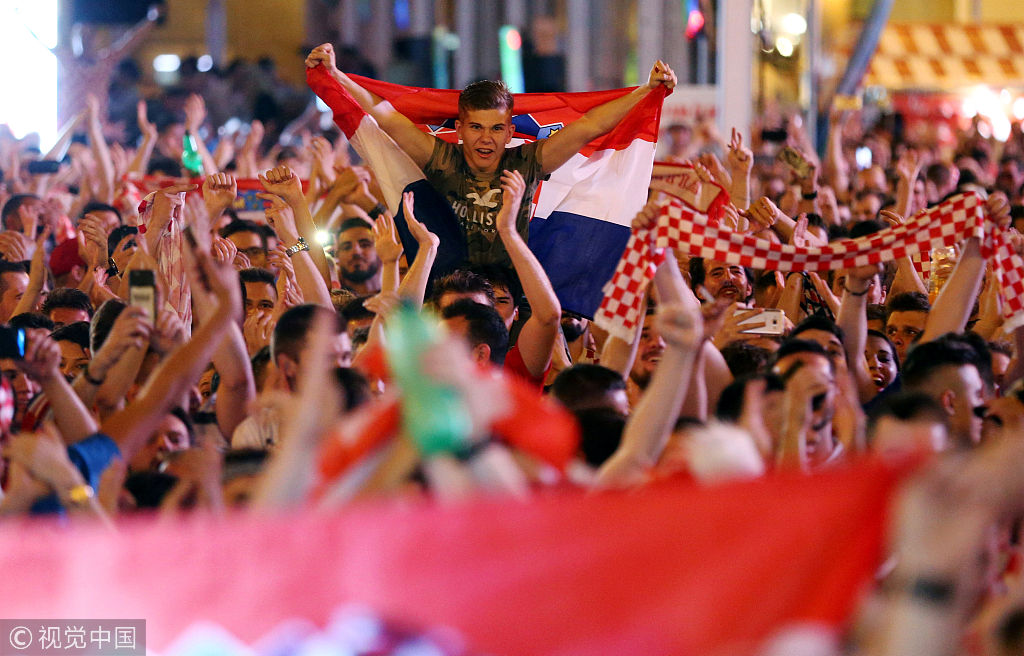 格子军团大胜晋级克罗地亚球迷大狂欢