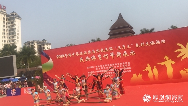 民族体育竹竿舞展示率先在县七仙广场正式拉开帷幕,来自保亭各乡镇