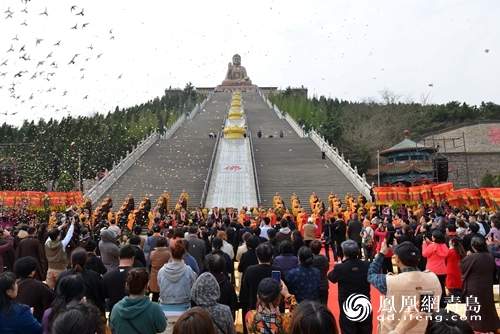 山东南山大佛开光纪念日佛光普照万人朝圣奇人绝技各显其能