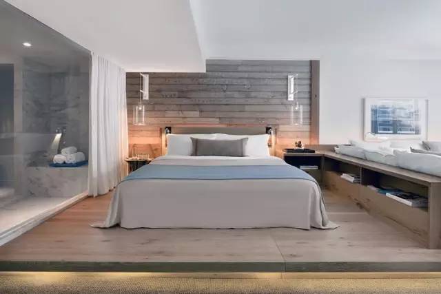 似乎很潮流,面朝大海,露天泳池,大面积玻璃试图带出悠悠然的度假格调