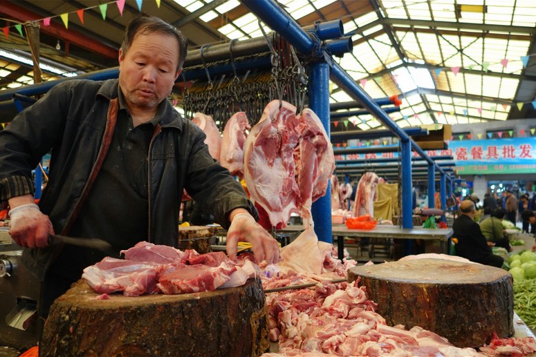 如今的标准化菜市场,一楼一般都是卖猪肉的摊位