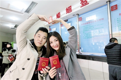 昨日,江北区民政局,恋爱三年的情侣选择在情人节这天领结婚证,纪念