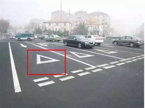 它提醒驾驶员:在交叉路口常有倒三角形标志倒三角标志你可能也要负
