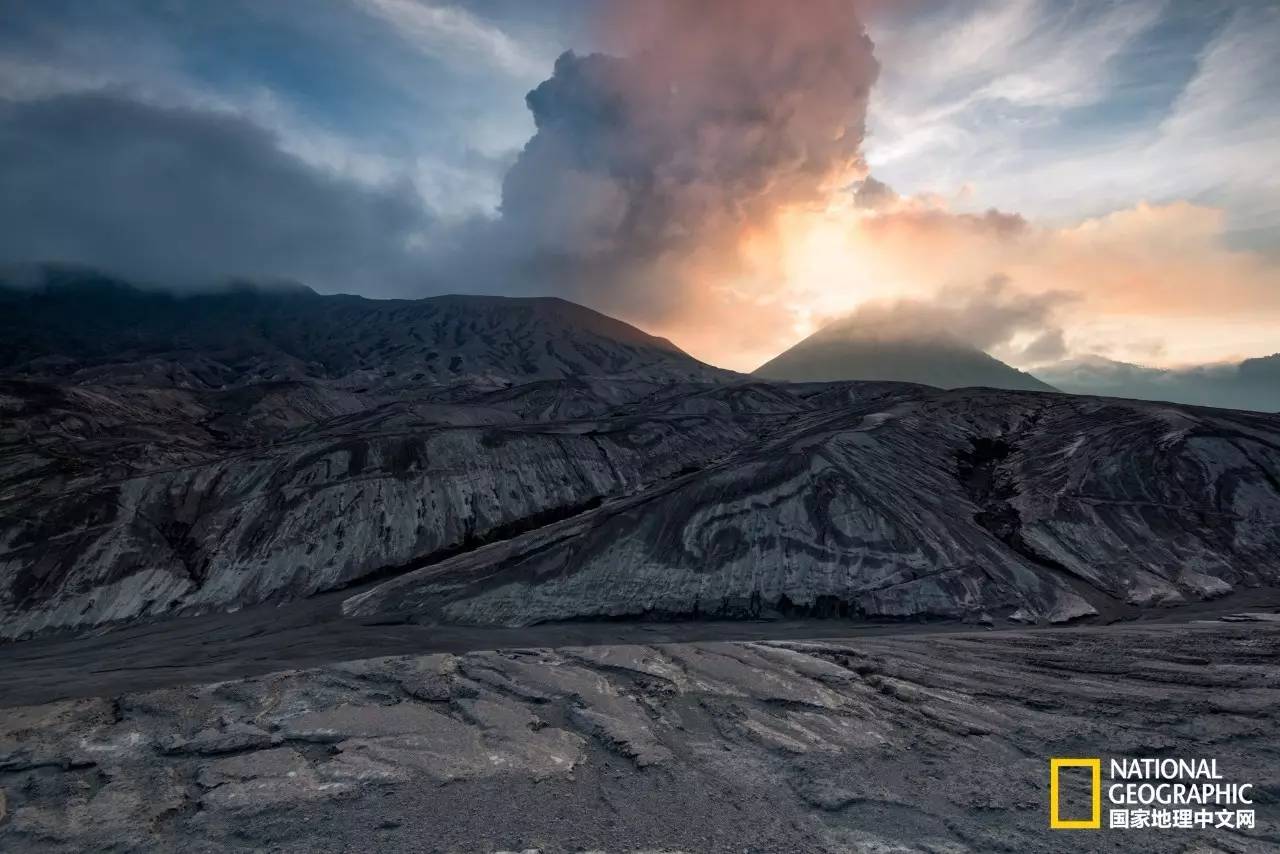 印尼布罗莫火山 一半阳光温暖一半蓬莱仙境的世界尽头!