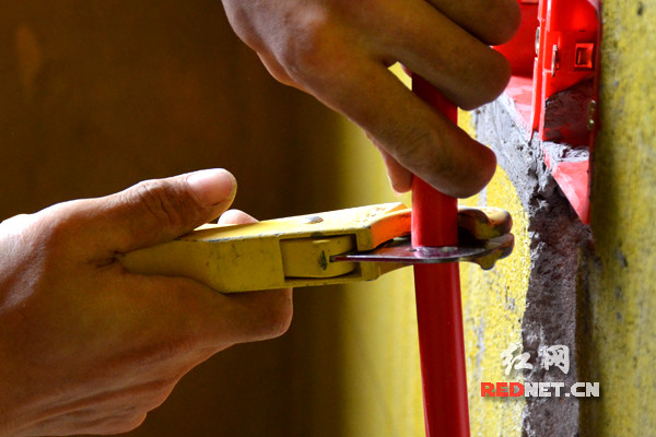 长沙80后"老电工"炼成记 日工作12小时吃睡在工地