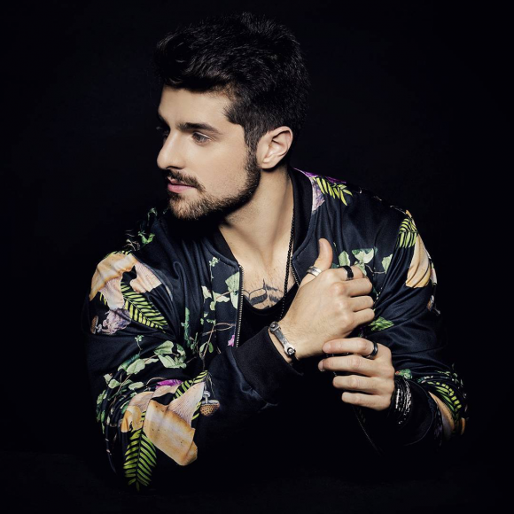 他不仅是最帅的dj之一,还"一言不合"开创了全新曲风