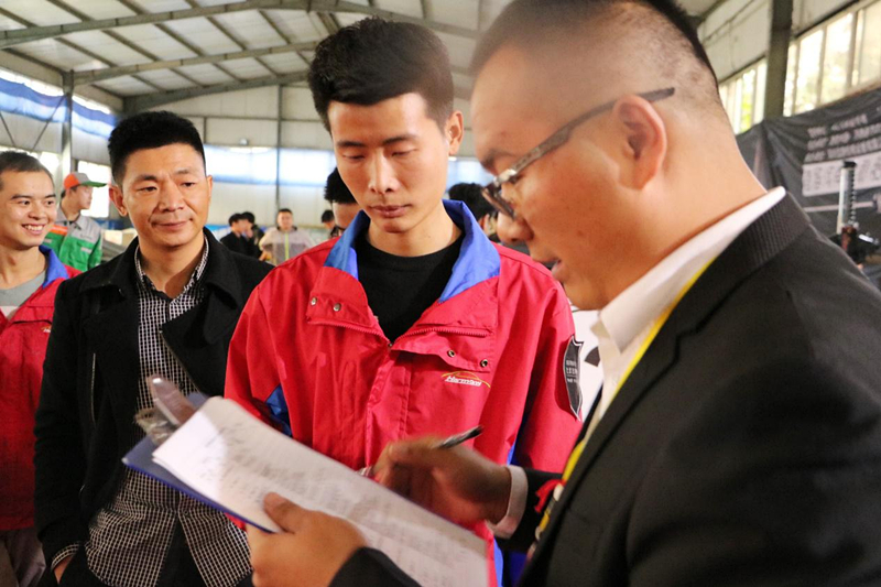 首届河南省补胎匠人比武选拔赛落幕小李补胎陈晓伟荣获"补胎之王"