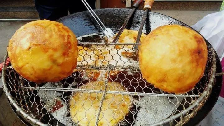 灯盏糕灯盏糕作为温州十大小吃之一,也是小飞君的一大最爱.