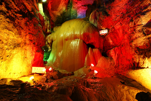 天然之美:淄博市博山区里的溶洞风景