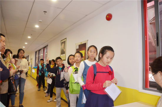 候场区考生排队核对信息