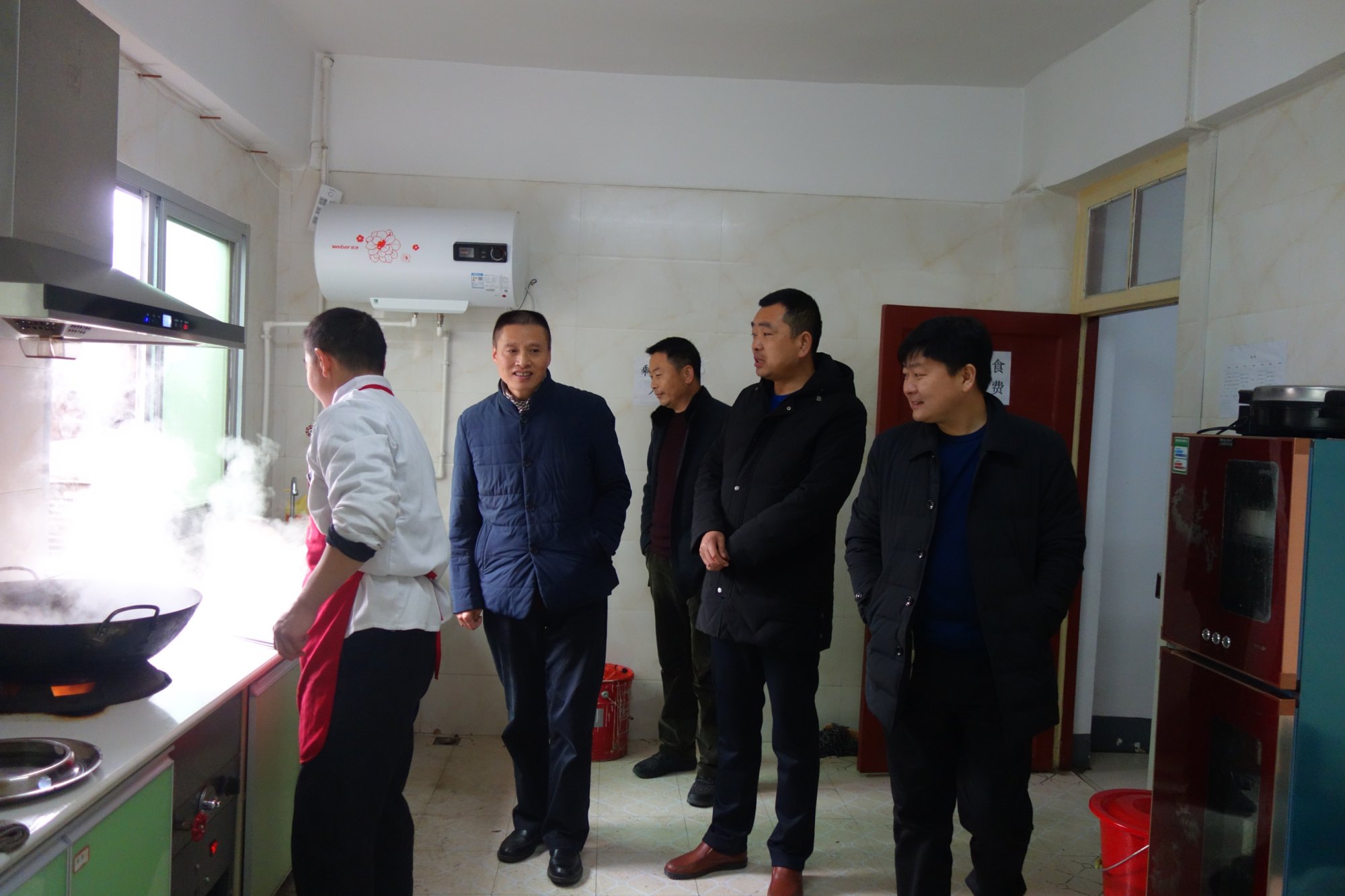 安康恒口示范区管委会副主任陆俊看望慰问"两违"管控队员