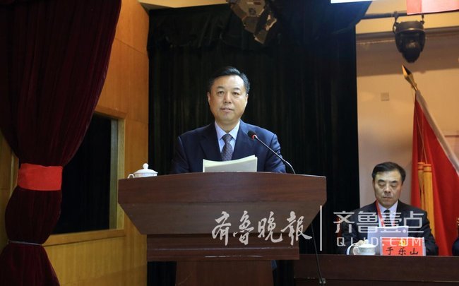 张连臣同志受学院党委委托,向大会作了题为《解放思想抓机遇打造特色