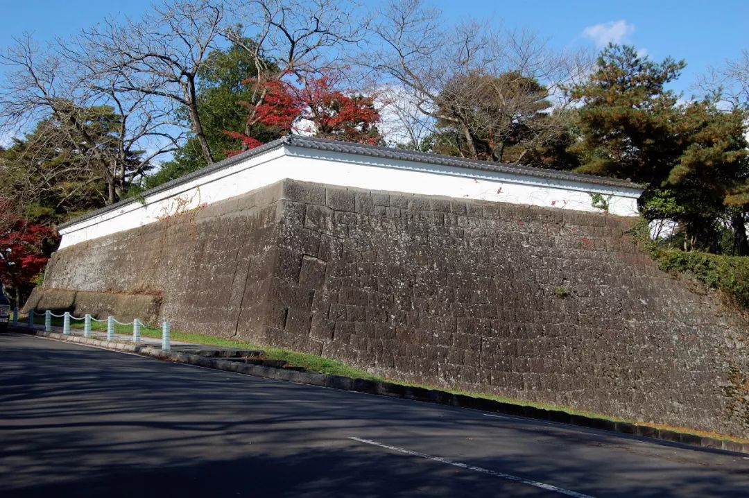 于1602年修建于青叶山(aoba-yama)的天然要塞之上,因此也有青叶城之称