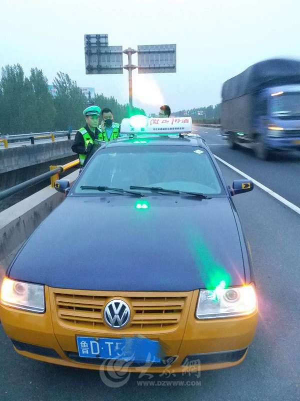 枣庄一出租车打出"我被打劫"字样 真相是什么