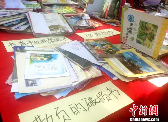 郑州集中展发破损图书呼吁爱书请别伤害它