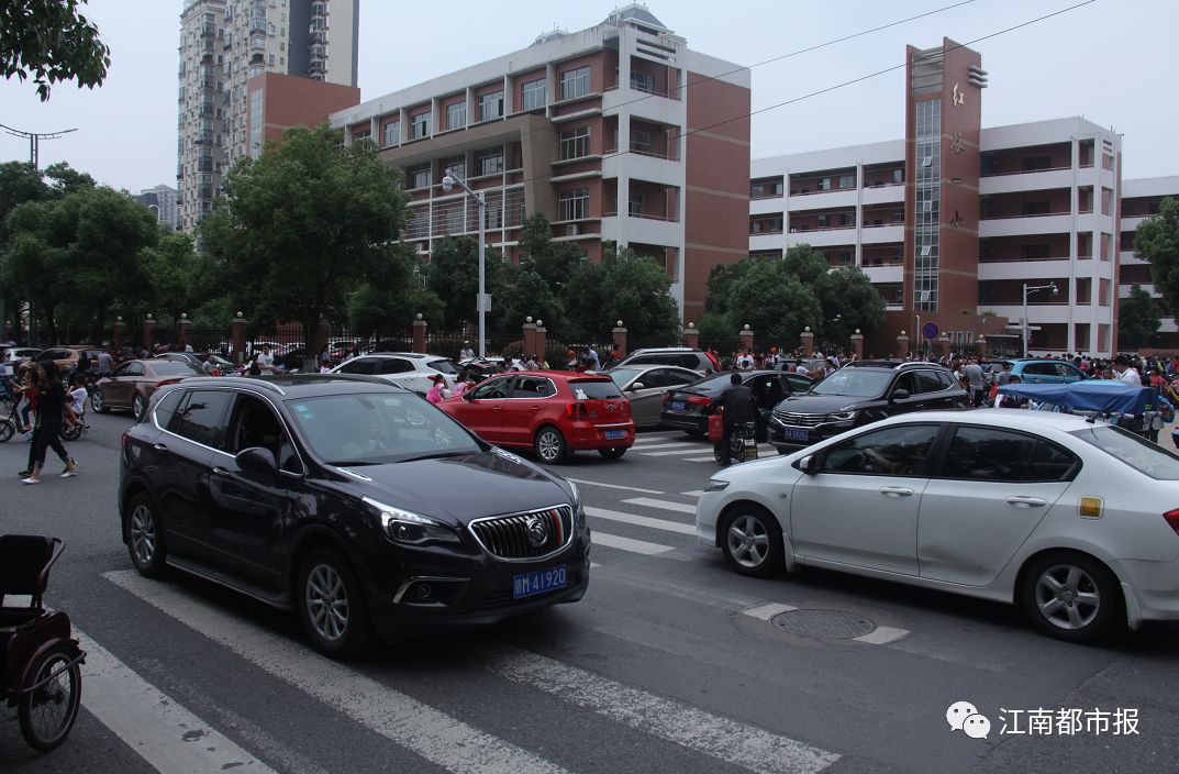 南昌多所学校门口拥堵进退两难相关部门管管