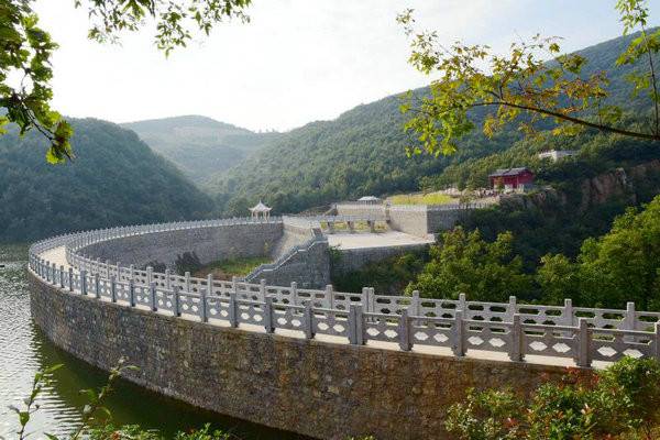 河南九峰山景区开业游客络绎不绝