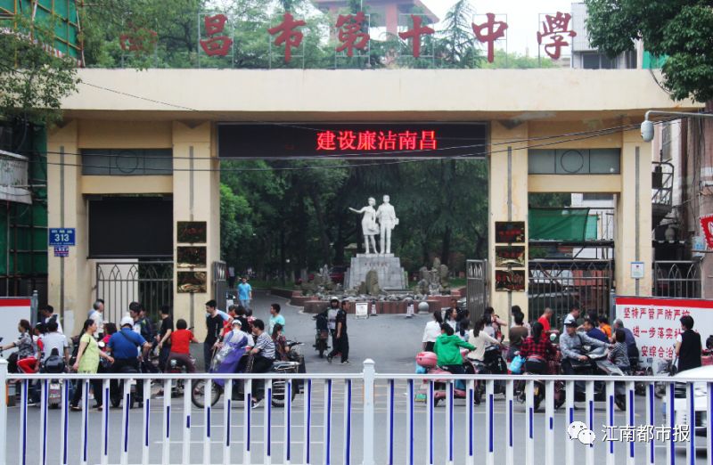 南昌多所学校门口拥堵进退两难相关部门管管