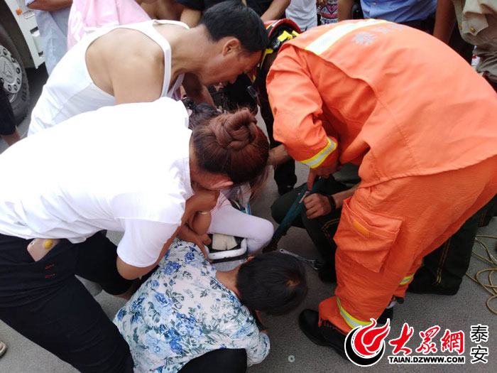 小女孩脚被电动车后轮卡住 泰安消防8分钟救援