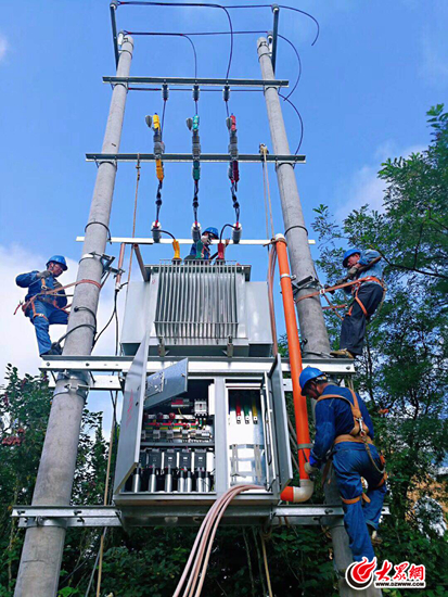 山海天两城供电工作人员所为日照森林公园景区安装变压器