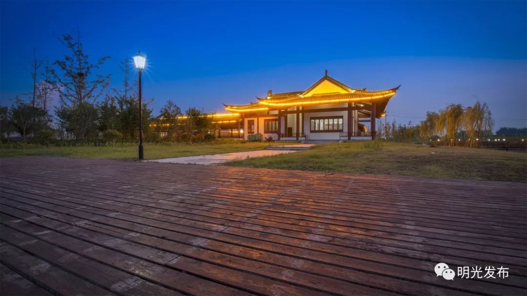 那麼來明光這裡看夜景吧~ 夜幕降臨,華燈初上, 明光九道灣公園內