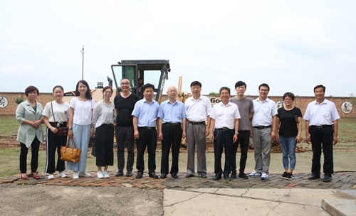 陕西国际商贸学院扶贫帮扶武功县金塬村小学操场硬化项目开工