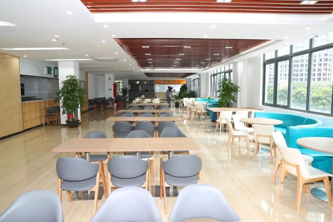 光谷苑公共食堂正式开张 系光明首家茶餐厅式公共食堂