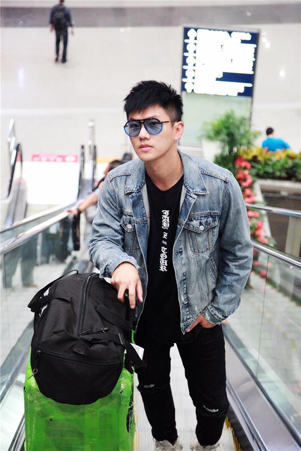 《出线了,初恋》全组西班牙杀青 颜敬杰现身机场