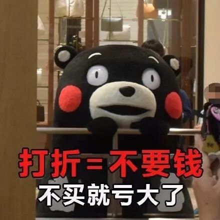 在广西南宁,23岁的郑欣毕业后一年辞职回家,帮家里人分担,一起卖猪肉.