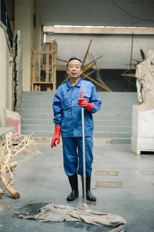 保洁大爷单手弹琴被偷拍爆红右手断指自学钢琴