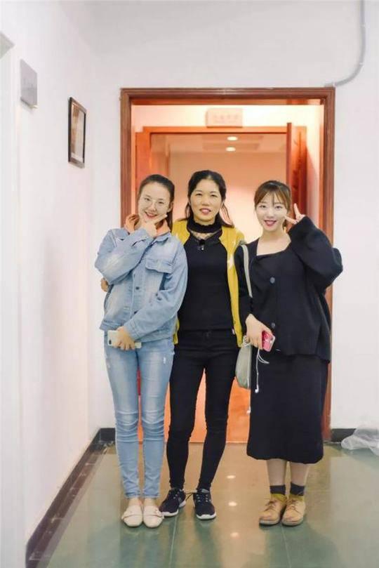 保洁大爷单手弹琴被偷拍爆红右手断指自学钢琴