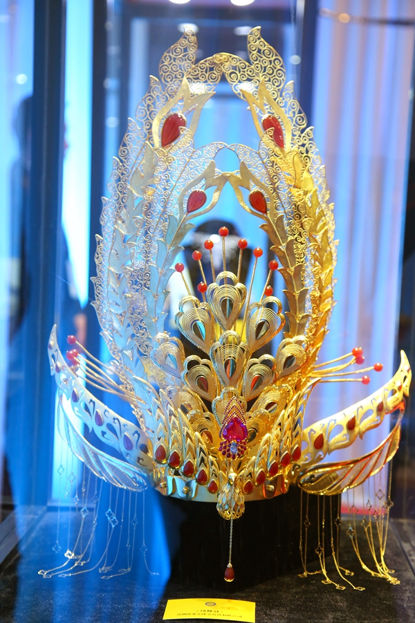 凤舞九天百态千姿赛菲尔原创凤舞冠斩获2018天工精制银奖