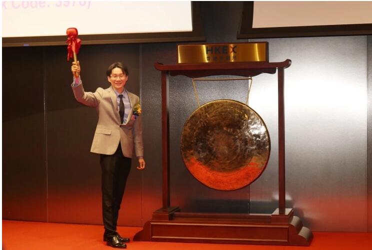 图:卓越教育集团在港交所正式挂牌12月27日上午9时30分,华南区最大的