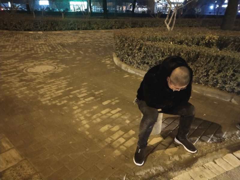 正当刘某"意犹未尽"之际,警察来了.民警在路边绿化带中找到刘某.